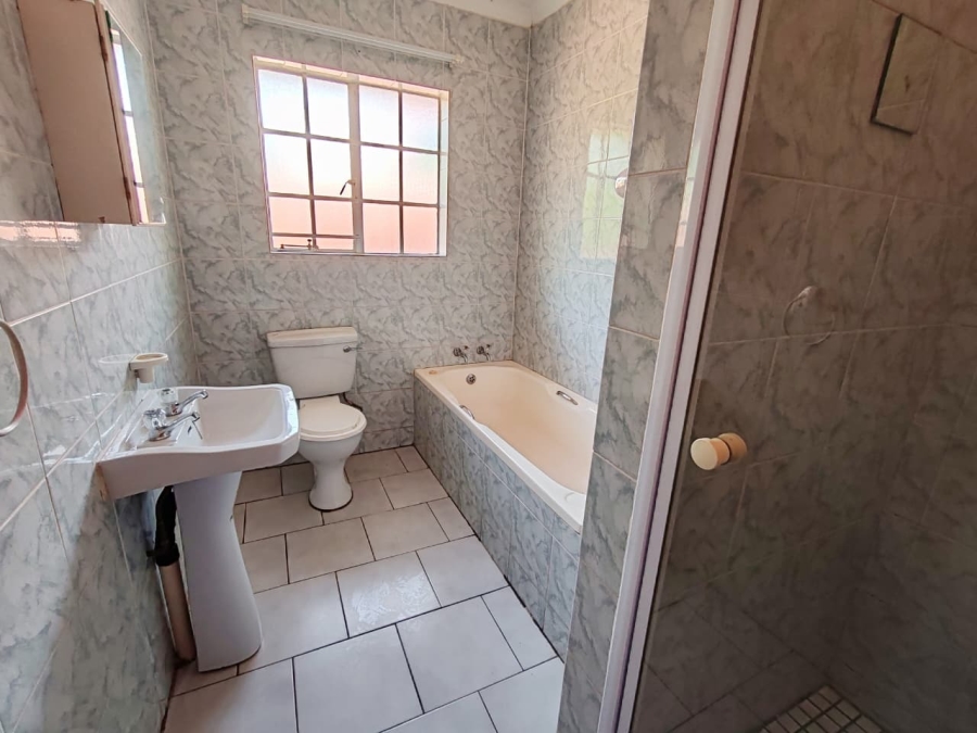 3 Bedroom Property for Sale in Kannoniers Park North West